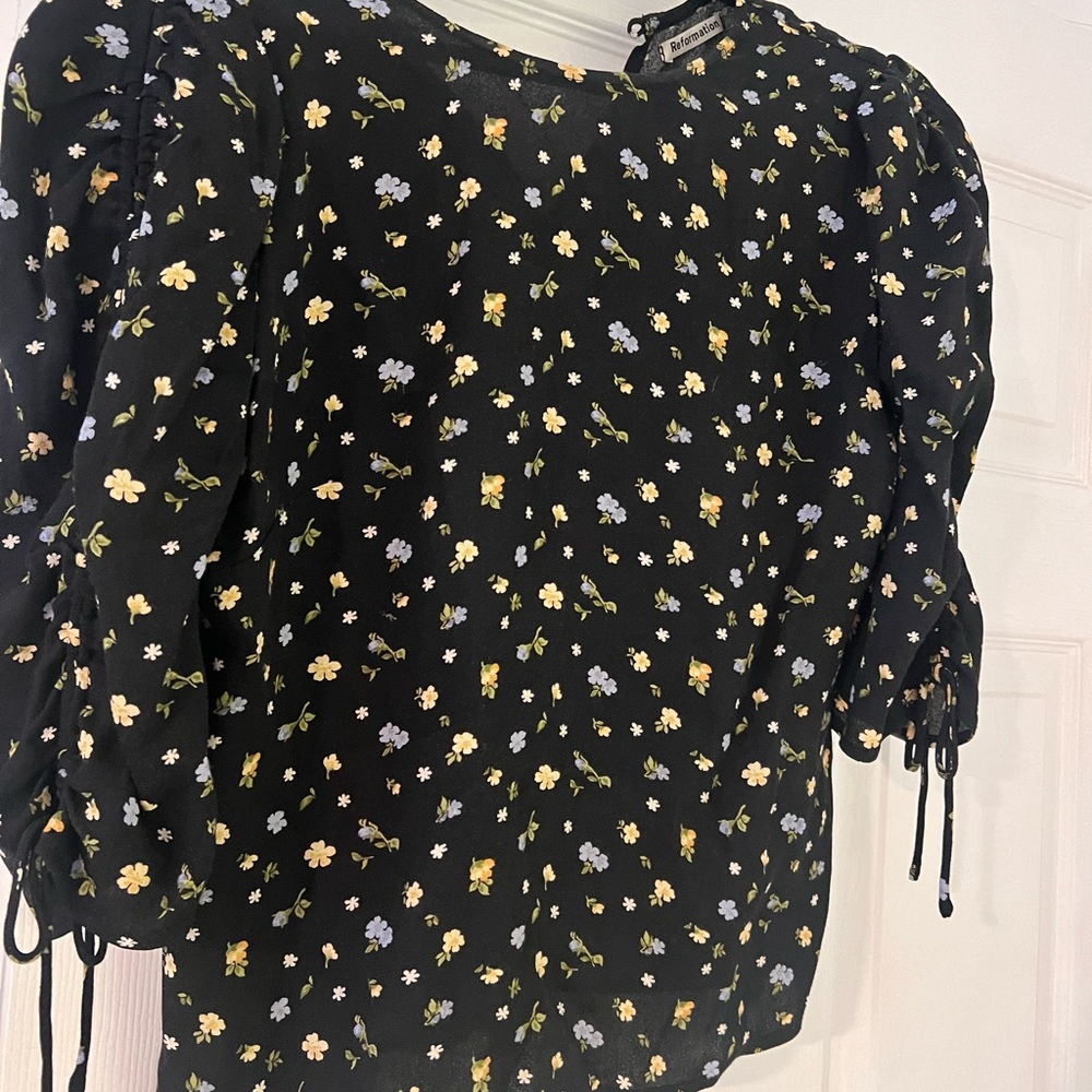 beautiful reformation spring blouse - never worn, doesnt fit